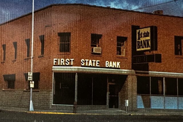 Brick building with an entrance to the bank