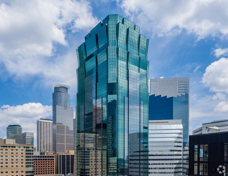 picture of a skyscraper in Minneapolis